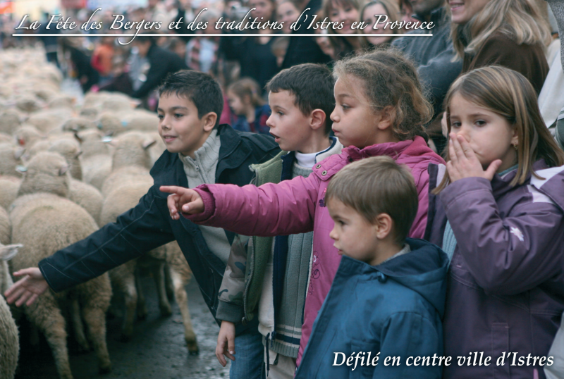 Traditions de Provence - fête des bergers Istres: les enfants impressionnés