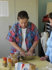on s'affaire à la cuisine. on s'affaire à la cuisine.