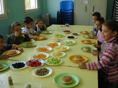 les enfants préparent le buffet pour la semaine du goût.
