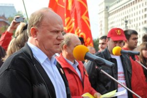 Protestations massives, organisées par les communistes, en Russie contre les "réformes" de Poutine
