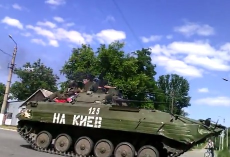 "На Киев" (A Kiev) "На Львов" (A Lvov) clament les miliciens