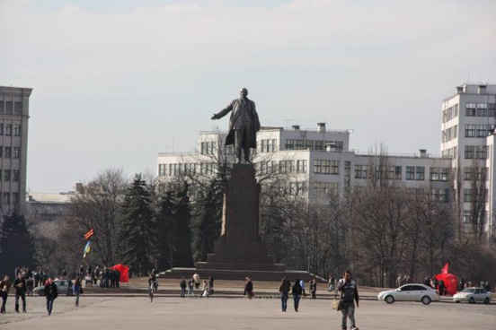 La destruction de la statue de Lénine provoque la colère des habitants de Kharkov