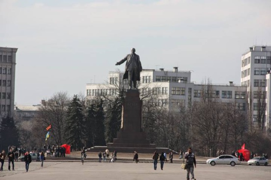 La destruction de la statue de Lénine provoque la colère des habitants de Kharkov La destruction de la statue de Lénine provoque la colère des habitants de Kharkov