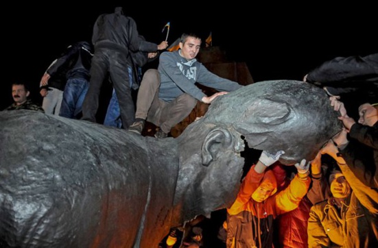 La destruction de la statue de Lénine provoque la colère des habitants de Kharkov La destruction de la statue de Lénine provoque la colère des habitants de Kharkov