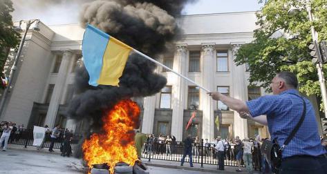 Ukraine. À Kiev,
les fascistes tuent