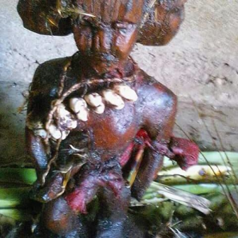 Statuette bois représentant un marabout aussi nommé sorcier ou guérisseur Statuette bois représentant un marabout aussi nommé sorcier ou guérisseur