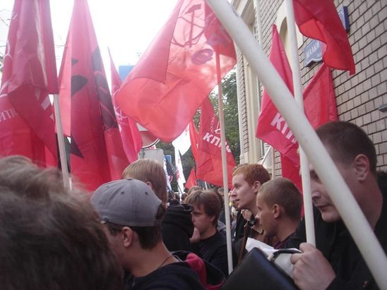 «La liberté pour l'Ossétie du Sud!», «Saakashvili à La Haye!» action du Parti Communiste de la Fédération de Russie près de l'ambassade de la Géorgie