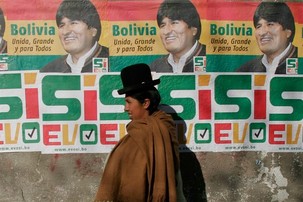 Fidel Castro et Hugo Chavez félicitent Evo Morales pour sa victoire au référendum