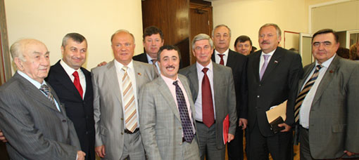 Sur la photo: A. G. Ziouganov, E.D. Kokoity (à gauche de Zyuganov) président de l'Ossétie du Sud, VI Kashin, I. I. Melnikov, SV Bagapsh (droite de Melnikov) Président de l'Abkhazie, D. G. Novikov, K. F. Zatulin, VS Nikitin
