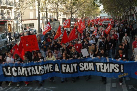 10.000 communistes manifestent pour les salaires