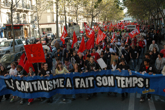 10.000 communistes manifestent pour les salaires