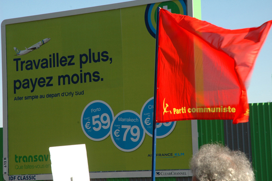 10.000 communistes manifestent pour les salaires