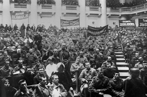 Le lendemain de la Révolution d'octobre 1917, les soviets proclamaient la Paix et le partage des terres