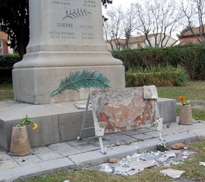 Le monument aux morts d'Entressen sacagé