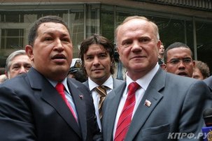 Guennadi Ziouganov salue Hugo Chavez pour sa victoire au référendum