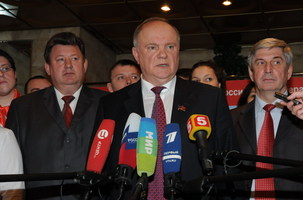 Crise: les communistes russes exigent la démission du gouvernement Crise: les communistes russes exigent la démission du gouvernement