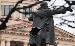Colère des communistes après une tentative de destruction d'une statue de Lénine