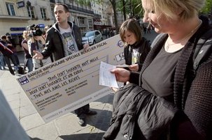 Un chèque géant déployé dans Paris par le PCF pour dénoncer le bouclier fiscal