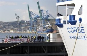 Les salariés de l'UNM à Marseille bloquent les accès aux bassins est du port