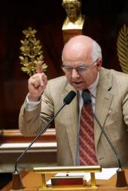 Sarkozy à Versailles: "Seul sera absent le Pape pour le sacre"