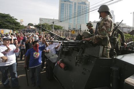 Honduras: Le président déchu veut revenir jeudi dans son pays alors que l'armée félonne affronte le peuple en colère