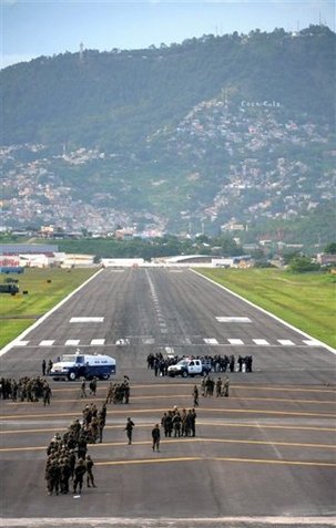 Le président Zelaya rate son pari de rentrer au Honduras, ses adversaires isolés