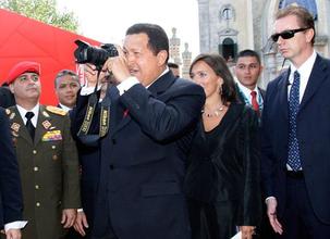 Chavez a volé la vedette aux stars de cinéma lundi à la mostra de Venise