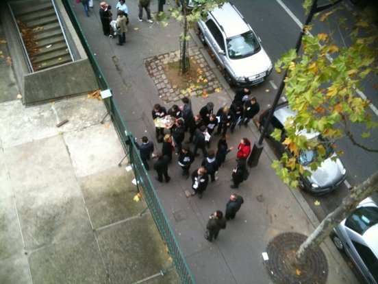 L'UNI (droite universitaire) manifeste devant le Colonel Fabien : ils sont 23 !!!!