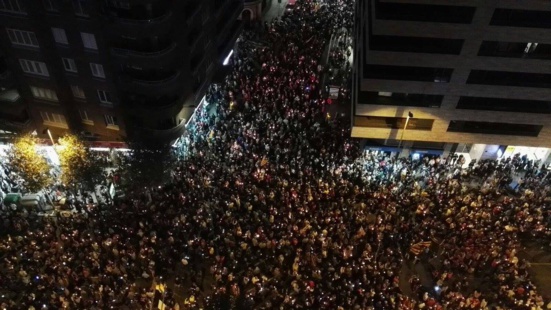 Les catalans sont massivement descendus dans les rue pour exiger la libération des 