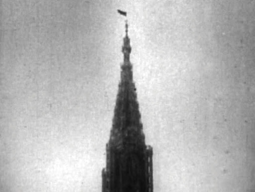 le drapeau rouge sur la cathédrale de Strasbourg
