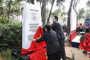 Le Parti Communiste de Grèce rend hommage à l'homme à l'œillet rouge, Nikos Belogiannis, exécuté il y a 58 ans Le Parti Communiste de Grèce rend hommage à l'homme à l'œillet rouge, Nikos Belogiannis, exécuté il y a 58 ans