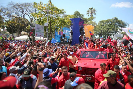 Une marée rouge accompagne Nicolas Maduro pour le dépôt de sa candidature