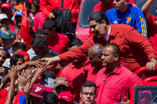 Une marée rouge accompagne Nicolas Maduro pour le dépôt de sa candidature