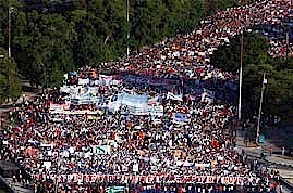 Raul préside le défilé national pour le Premier Mai à Cuba