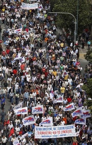 "Ne nous laissez pas tomber, ne touchez pas à nos pensions" sur la banderole du PAME