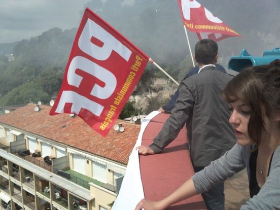 Les communistes des Alpes Maritimes ont déployé une banderole de 70 m2 à Nice