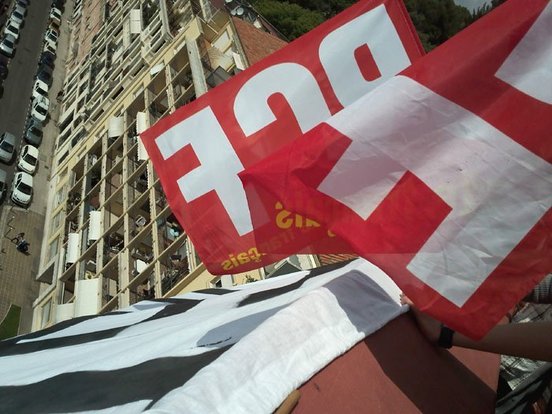 Les communistes des Alpes Maritimes ont déployé une banderole de 70 m2 à Nice