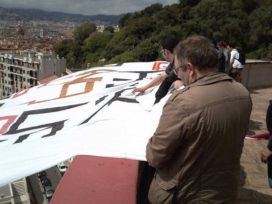 Les communistes des Alpes Maritimes ont déployé une banderole de 70 m2 à Nice
