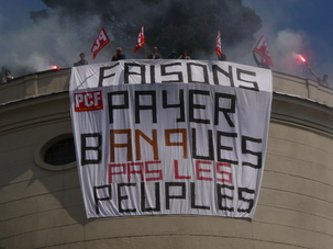 Solidarité avec le peuple grec : Déploiement d'une banderole devant le Martinez à Cannes Solidarité avec le peuple grec : Déploiement d'une banderole devant le Martinez à Cannes