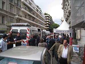 Solidarité avec le peuple grec : Déploiement d'une banderole devant le Martinez à Cannes