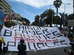 Solidarité avec le peuple grec : Déploiement d'une banderole devant le Martinez à Cannes