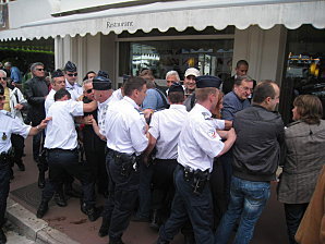 Solidarité avec le peuple grec : Déploiement d'une banderole devant le Martinez à Cannes
