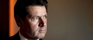 2 logements de fonction dont bénéficie Christian Estrosi, 55 m² : Un lit dans un bureau 2 logements de fonction dont bénéficie Christian Estrosi, 55 m² : Un lit dans un bureau