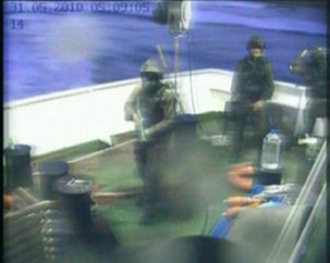 La marine de GUERRE israëlienne attaque une flotille d'aide humanitaire La marine de GUERRE israëlienne attaque une flotille d'aide humanitaire