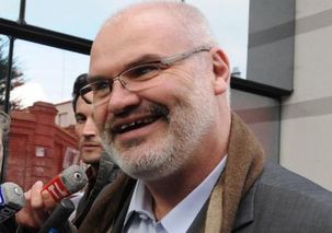 Jacky Hénin s'engage contre la direction du Parti communiste qu'il juge « incolore, inodore et sans saveur » Jacky Hénin s'engage contre la direction du Parti communiste qu'il juge « incolore, inodore et sans saveur »