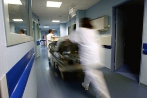Hôpital: "trop de lits fermés durant l'été" pour les sénateurs PCF