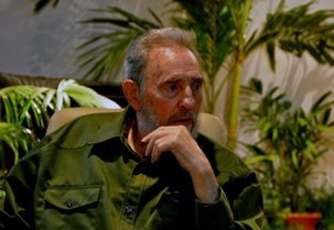 Fidel Castro présente ses mémoires du maquis devant des "frères d'armes"