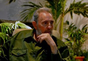 Fidel Castro présente ses mémoires du maquis devant des "frères d'armes" Fidel Castro présente ses mémoires du maquis devant des "frères d'armes"