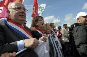 Les parlementaires communistes à la rencontre des manifestants Les parlementaires communistes à la rencontre des manifestants