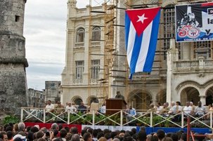 Fidel fustige "l'empire" et le capitalisme devant des milliers de Cubains Fidel fustige "l'empire" et le capitalisme devant des milliers de Cubains